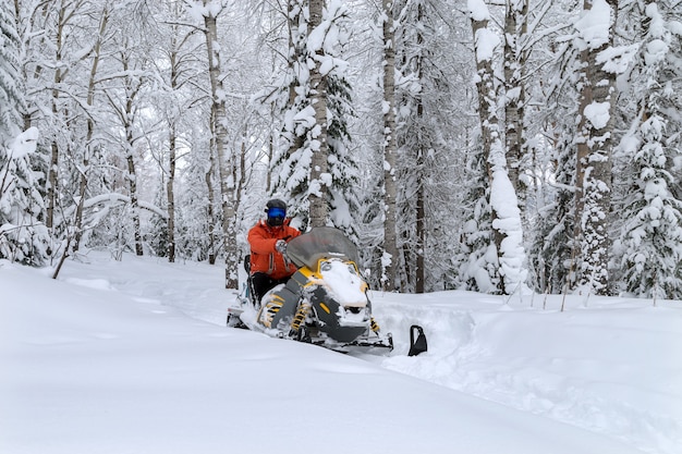 Athlet auf einem Snowbike