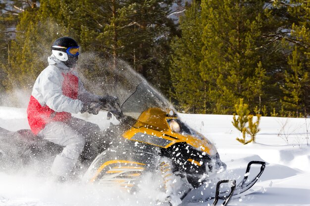 Athlet auf einem Snowbike