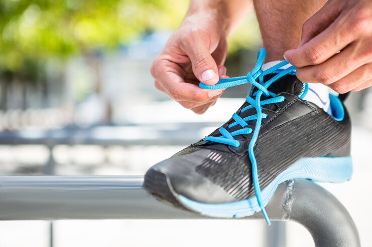 Foto athlet bindet seine schuhe