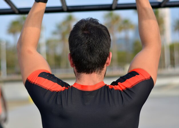 Athlet, der Übungen der Calisthenics übt