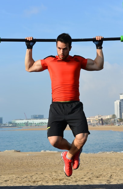 Athlet, der Übungen der Calisthenics übt