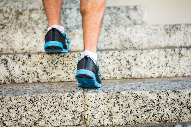 Athlet, der die Treppe rüttelt