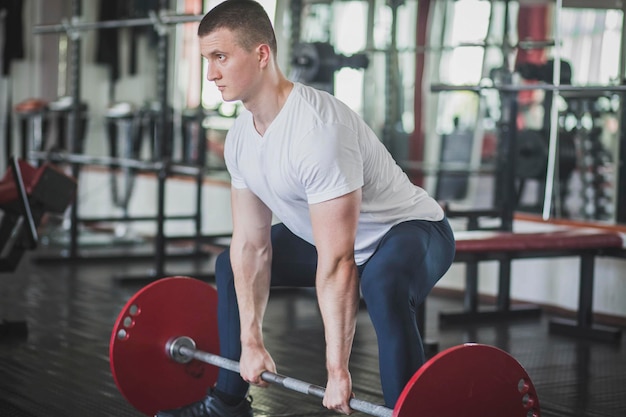 athlet, der kreuzheben und sumo im fitnessstudio macht