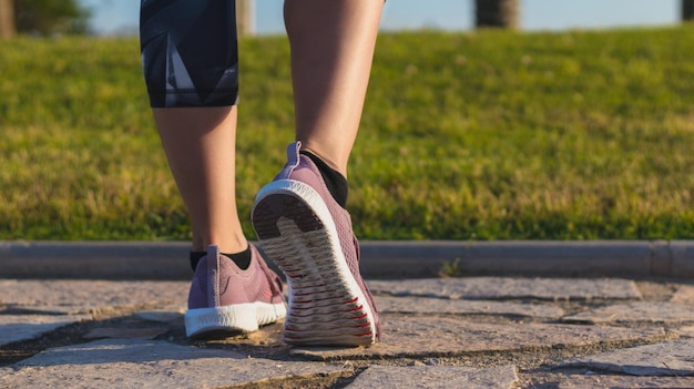 Athlet Läufer Füße laufen in der Natur Nahaufnahme auf Schuh Frau Fitness Joggen aktiven Lifestyle-Konzept