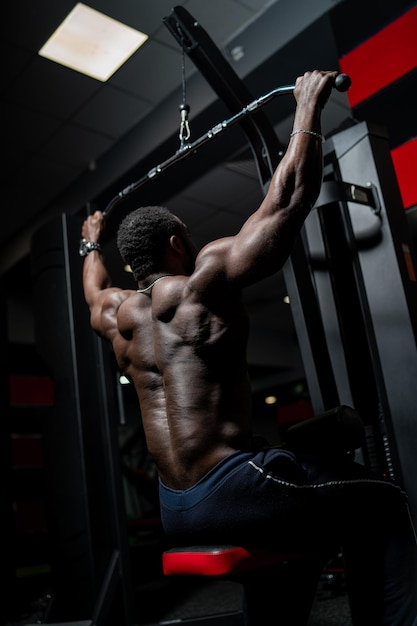 Athlet Mann macht Rückenübungen Afrikanischer Athlet im Fitnessstudio