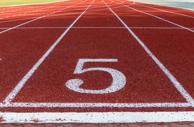 Athlet Track oder Running Track mit Nummer fünf