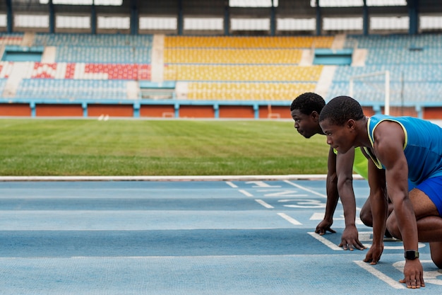 Foto athleten an der startlinie im stadion