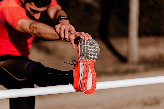 Foto athleten, die sich im freien dehnen