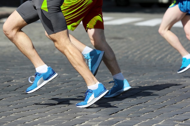 Athleten laufen Marathons auf dem Bürgersteig. Sport und Gesundheit