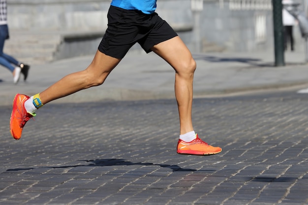 Athleten laufen Marathons auf dem Bürgersteig