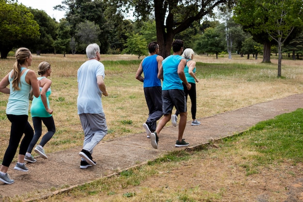 Athleten laufen Rennen im Park