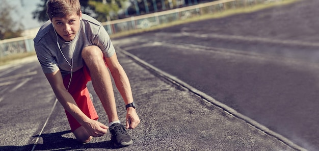 Athletenläuferfüße, die auf Laufbandnahaufnahme auf Schuh laufen.