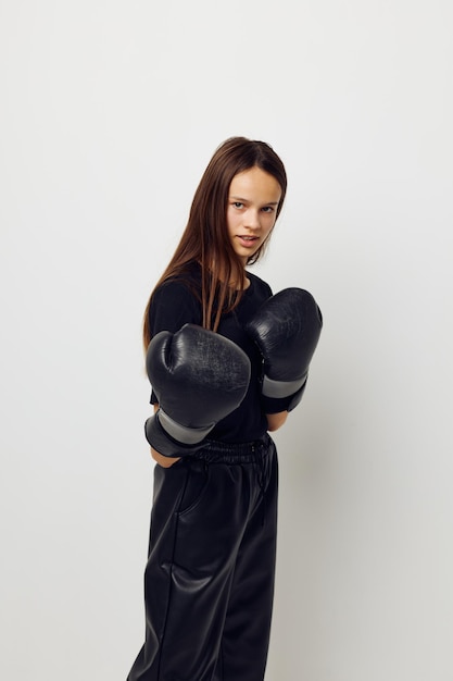 Athletische Frau Boxen schwarze Handschuhe posiert Sport Boxen Schlag hellen Hintergrund