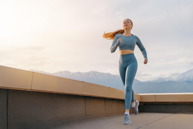 Athletische Frau läuft