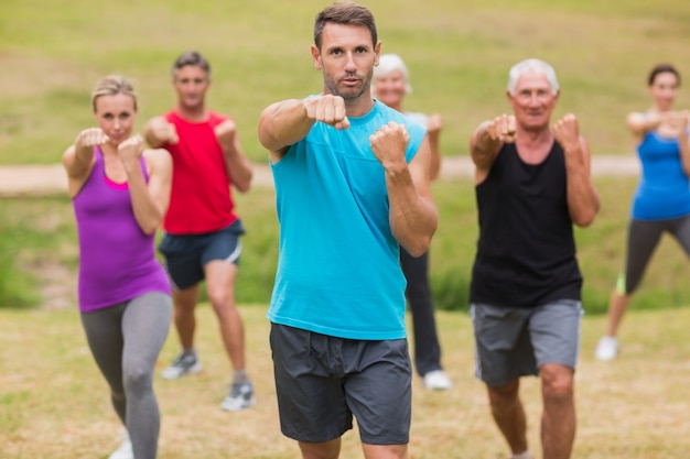 Athletische Gruppe, die ihre Fäuste zeigt