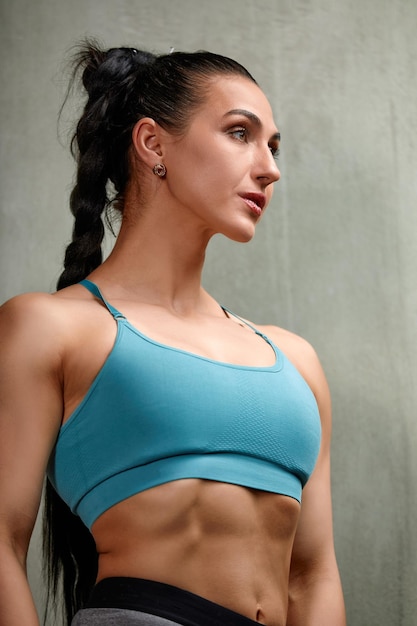 Athletische junge Frau, die im kaukasischen Modell des Fitness-Lifestyle-Porträts posiert
