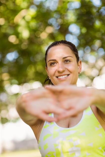 Foto athletischer brunette, der in den park ausdehnt