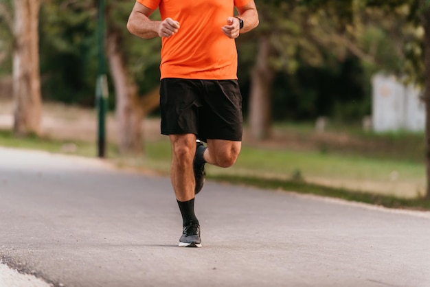 Athletischer junger Mann, der in der Natur läuft Gesunder Lebensstil