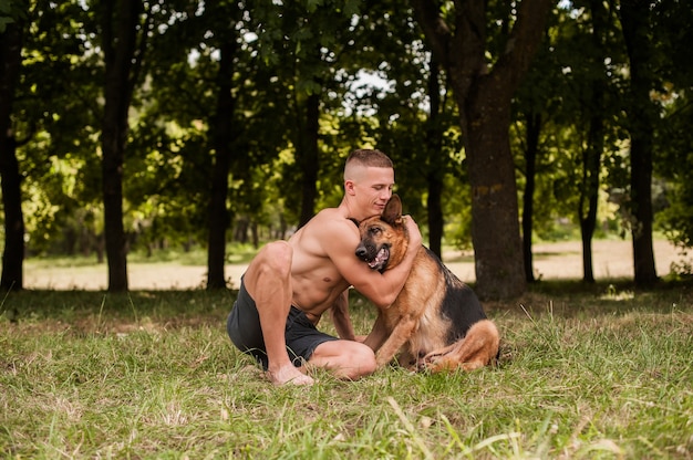 athletischer Kerl mit einem Schäferhund