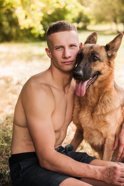 athletischer Kerl mit einem Schäferhund