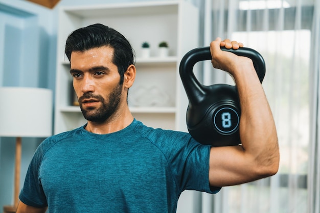 Athletischer Körper und aktiver sportlicher Mann, der Kettlebell-Gewichte hebt, um den Muskelzuwachs effektiv zu erreichen.