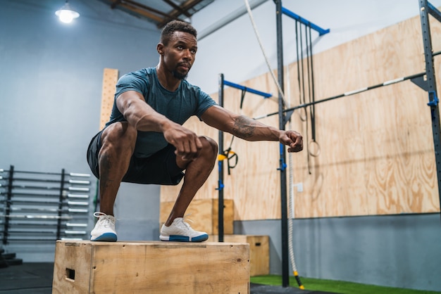 Athletischer Mann, der Boxsprungübung macht.