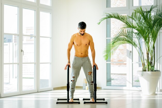 Athletischer Mann, der sich auf Calisthenics-Übungen vorbereitet