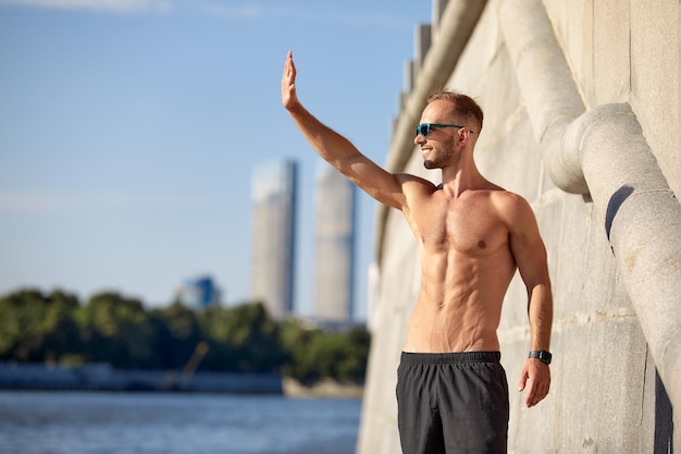 Athletischer Mann läuft und macht funktionelles Training im Freien Sportlicher erwachsener Mann mit Sportbekleidungstraining in einer Stadt