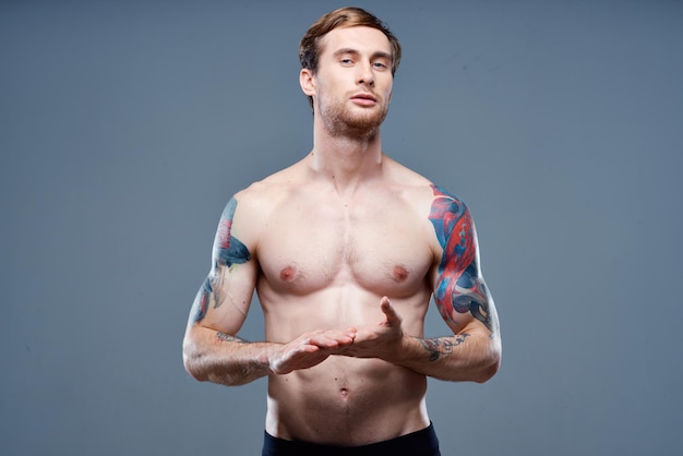 Athletischer Mann und Bodybuilder-Fitness-Muskel-Muskel-Tattoo-Modell