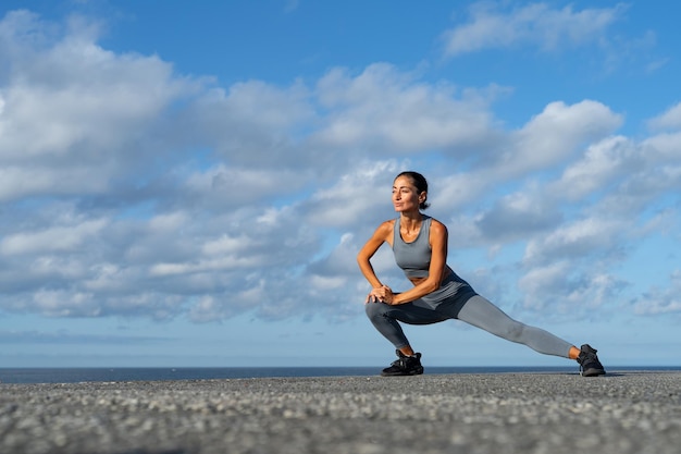 athletisches brünettes Mädchen, das Fitness macht, Übungen macht und einen gesunden Lebensstil führt