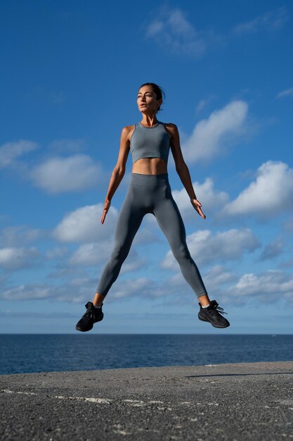 Foto athletisches brünettes mädchen, das fitness macht, übungen macht und einen gesunden lebensstil führt