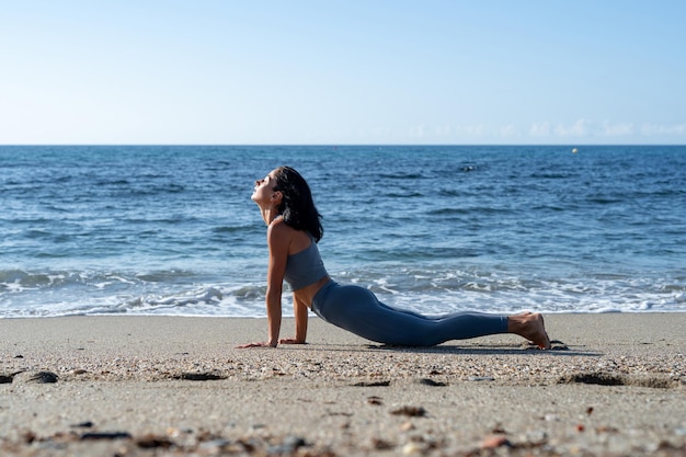 Foto athletisches brünettes mädchen, das fitness macht, übungen macht und einen gesunden lebensstil führt