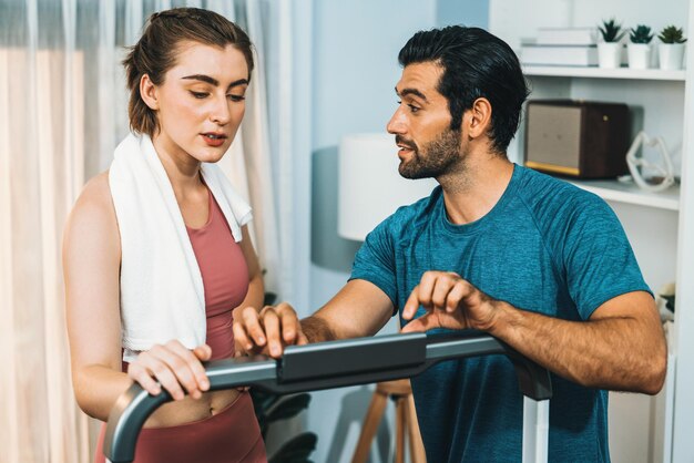 Foto athletisches körper und sportliches junges paar beim fröhlichen heimtraining