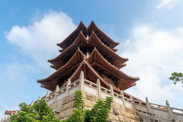 El ático de la arquitectura antigua tradicional china es todo y parte del Pabellón Mazu en Putian, China