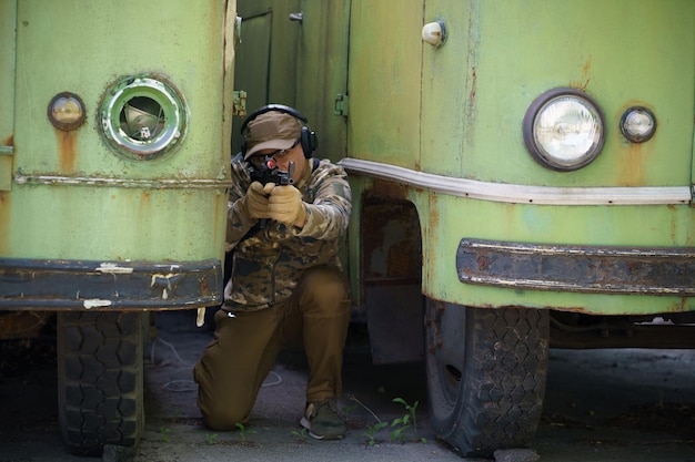 Atirador com arma preparada para atirar em Ranger durante a operação militar Soldado de treinamento de combate das forças especiais