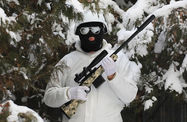 Foto atirador com uma arma no inverno