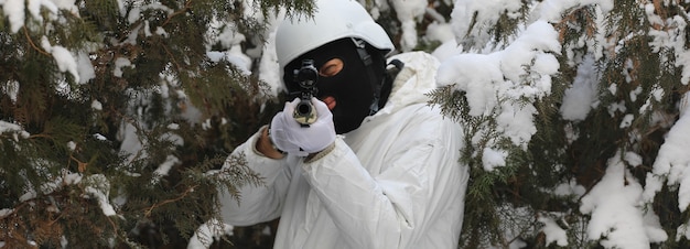 Atirador com uma arma no inverno