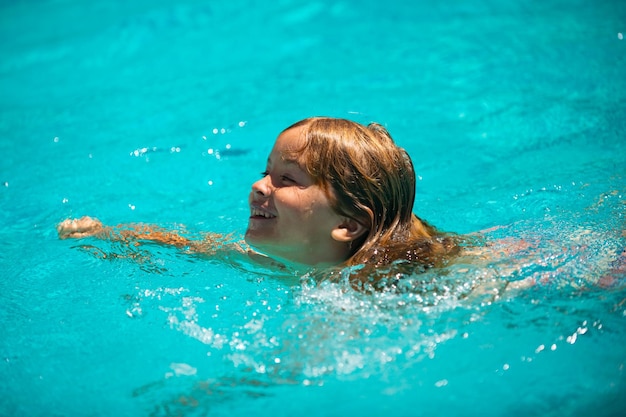 Atividade de esportes aquáticos de estilo de vida saudável para crianças ativas e aulas de natação nas férias de verão com crianças