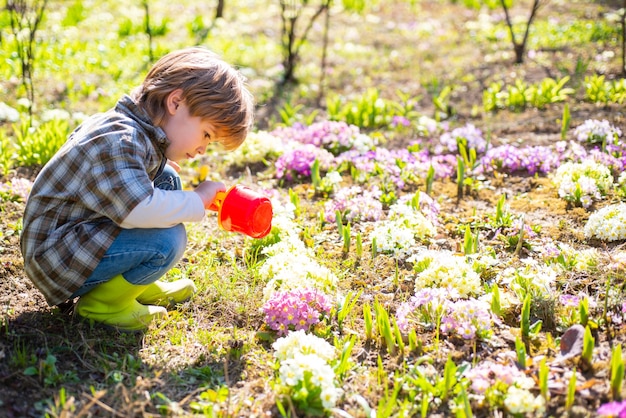 Atividade de jardinagem com criança, eu gosto de passar o tempo na fazenda menino jardinagem e ter ...