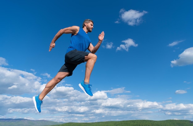 Atividade de treino. homem saudável pulando. cara de fitness em roupas esportivas. cheio de energia. sinta a liberdade. velocidade da maratona. resistência e resistência. jovem e livre. velocista. atleta do esporte corre rápido para vencer.