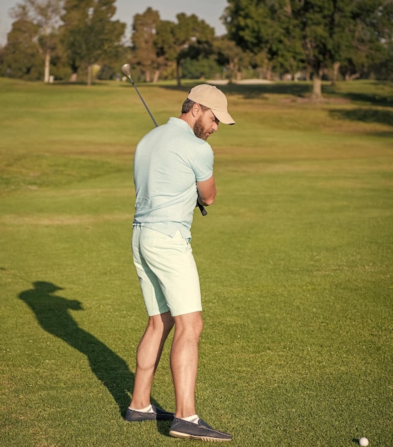 Atividade de verão esporte profissional jogador de golfe masculino ao ar livre no campo de golfe profissional