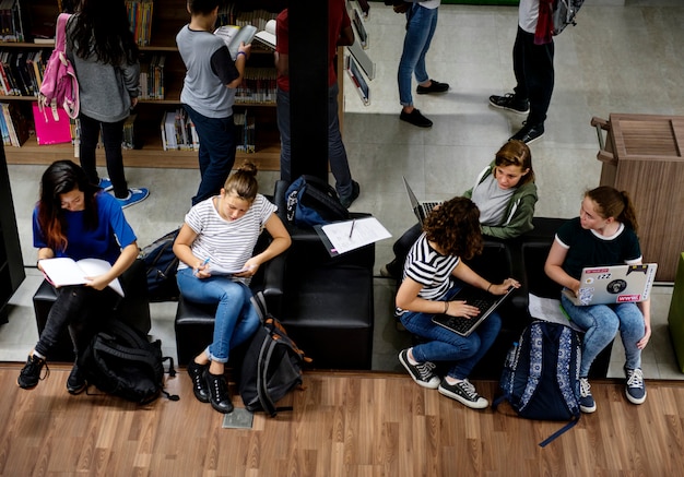 Foto atividade dos alunos no conhecimento da biblioteca