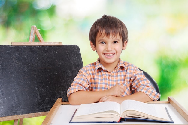 Atividades de educação na frente do pequeno conselho, ao ar livre