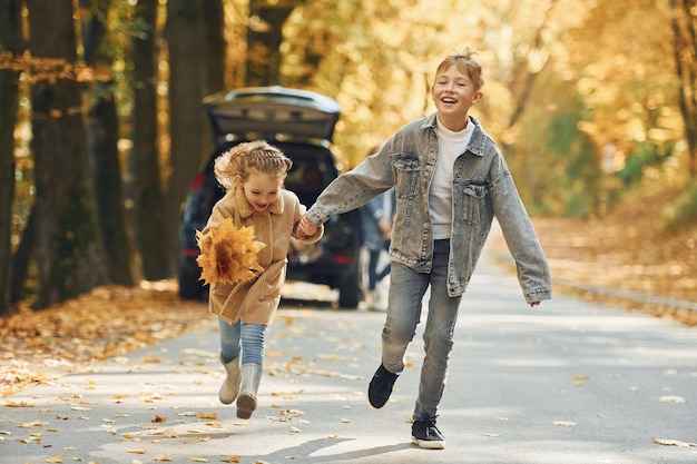 Atividades de fim de semana Família feliz está no parque no outono juntos