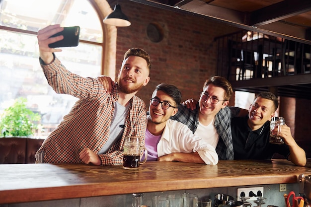 Atividades de fim de semana Pessoas em roupas casuais sentadas no pub