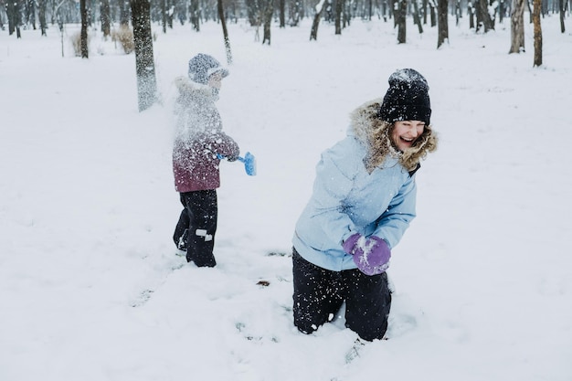 Atividades de inverno ao ar livre para crianças e família deixe nevar família feliz mãe e filho se divertindo