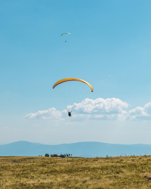 Atividades de lazer de montanhas parapente paisagem de horário de verão