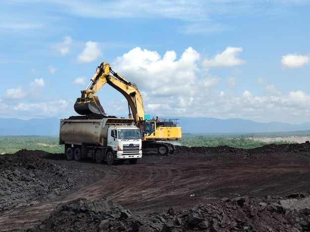 atividades de mineração, obtenção de carvão, transporte e carregamento em um projeto de mineração de carvão