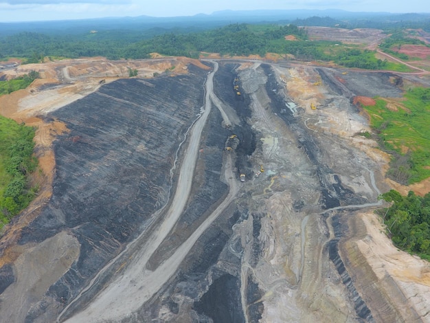 atividades de mineração, obtenção, transporte e carregamento de carvão em um projeto de mineração de carvão. Vista aérea.