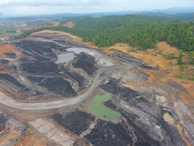 atividades de mineração, obtenção, transporte e carregamento de carvão em um projeto de mineração de carvão. Vista aérea.